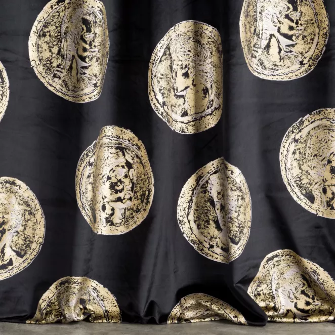 R154/3 Zasłona szyta na taśmie 5 cm LIAM czarno złota z miękkiej welwetowej tkaniny i złotym antycznym motywem