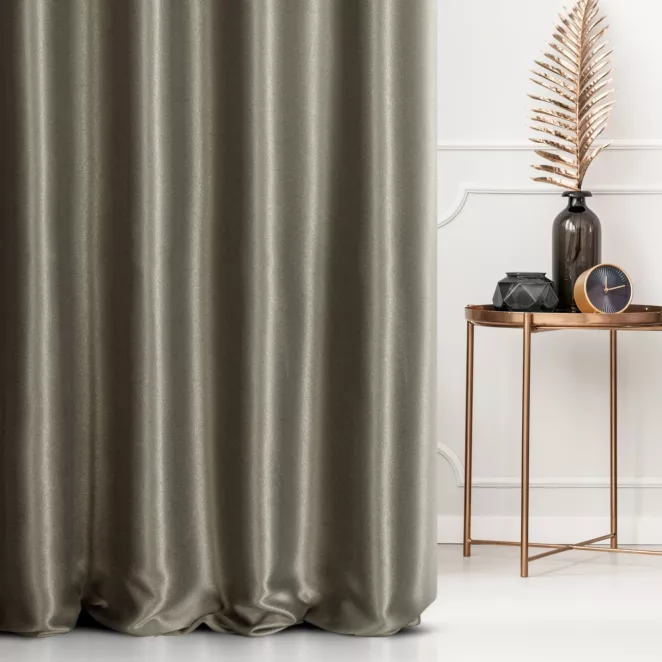 Zasłona szyta na taśmie 5 cm ciemnobeżowa z błyszczącej tkaniny zaciemniającej
