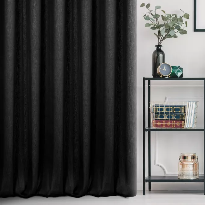 Zasłona szyta na taśmie 5 cm czarna z tkaniny strukturalnej z delikatnym połyskiem