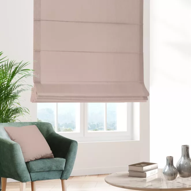 Roleta rzymska STYLE pudrowo różowa o naturalnym charakterze, z widocznym, ozdobnym splotem