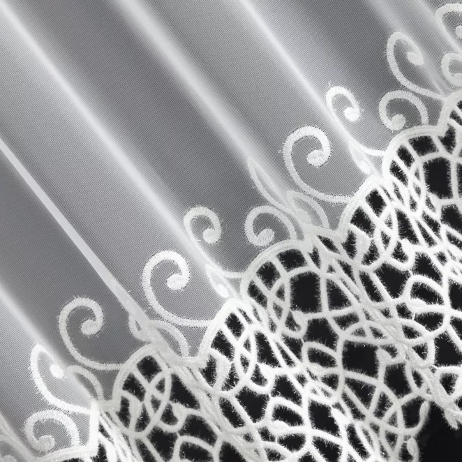 P228/6 Firana szyta na taśmie 5 cm PAULINE kremowa z matowej delikatnej tkaniny PERU z moherową aplikacją