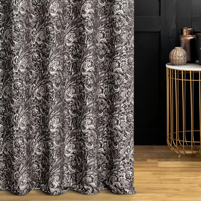Zasłona szyta na taśmie 5 cm czarno popielata z miękkiej tkaniny szenilowej z ornamentowym wzorem