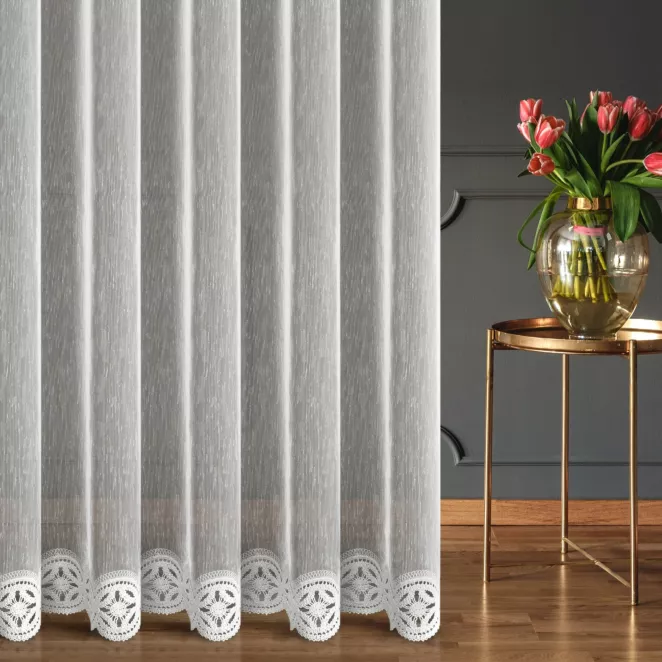 Firana szyta na taśmie 5 cm naturalna z cienkiej matowej tkaniny z efektem deszczyku zdobionej kordonkową aplikacją