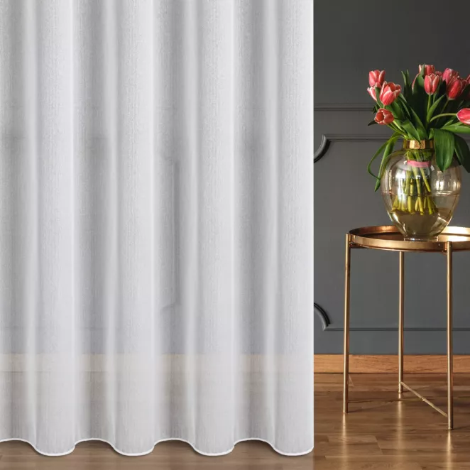 Firana szyta na przelotkach biała z delikatnej markizety wykończonej obciążnikiem