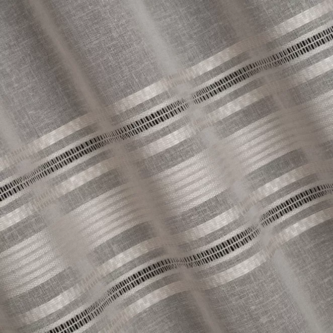 H200/3 Firana szyta na taśmie 5 cm beżowa z matowej tkaniny o naturalnym wyglądzie z ażurowymi pasami, wykończona obciążnikiem