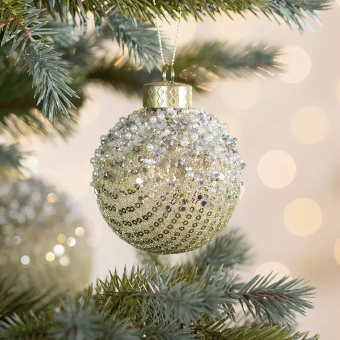 Bombka choinkowa zdobiona drobnymi koralikami