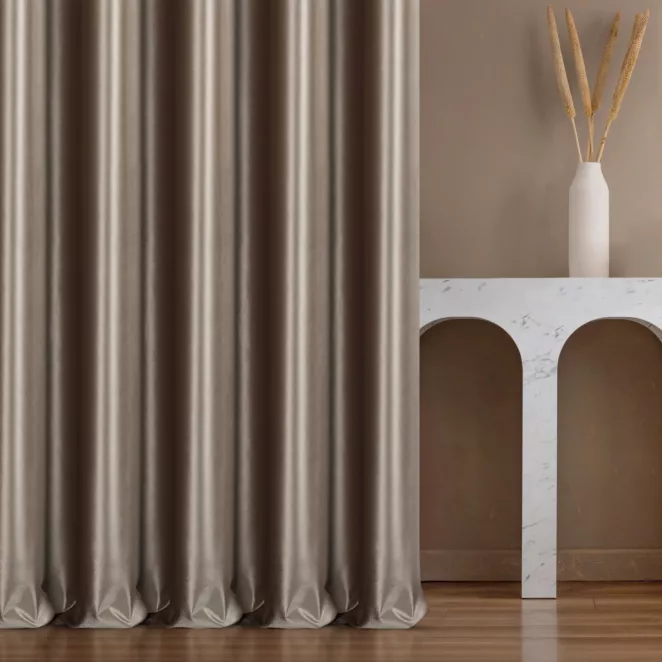 Zasłona szyta na taśmie 5 cm ciemnobeżowa z miękkiej półmatowej tkaniny welwetowej