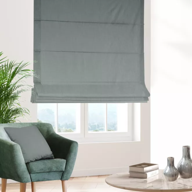 Roleta rzymska szara z tkaniny blackout zaciemniającej w 100% o naturalnej strukturze