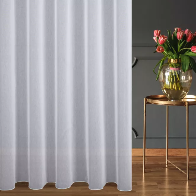 Firana szyta na taśmie 8 cm biała z miękkiej półprzezroczystej tkaniny z efektem deszczyku, wykończona obciążnikiem