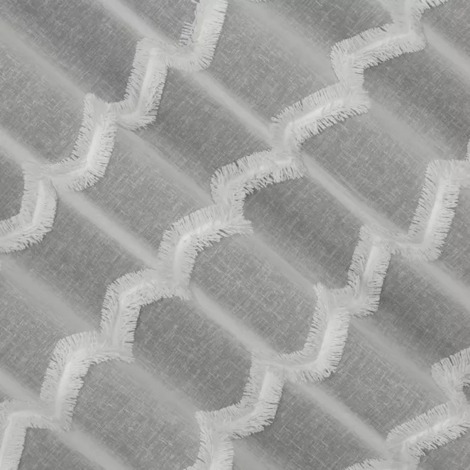 H228/1 Firana szyta na taśmie 5 cm naturalna z matowej etaminy ozdobionej puszystymi frędzlowymi pasami