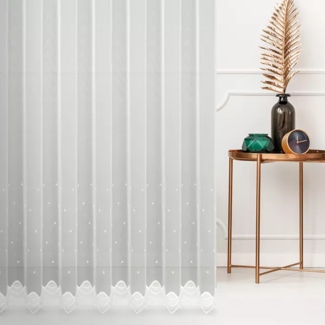 Tkanina firanowa, matowa wykończona dołem delikatnym, ażurowym haftem