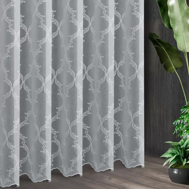 Tkanina firanowa matowa etamina zdobiona ornamentowym haftem na całej powierzchni