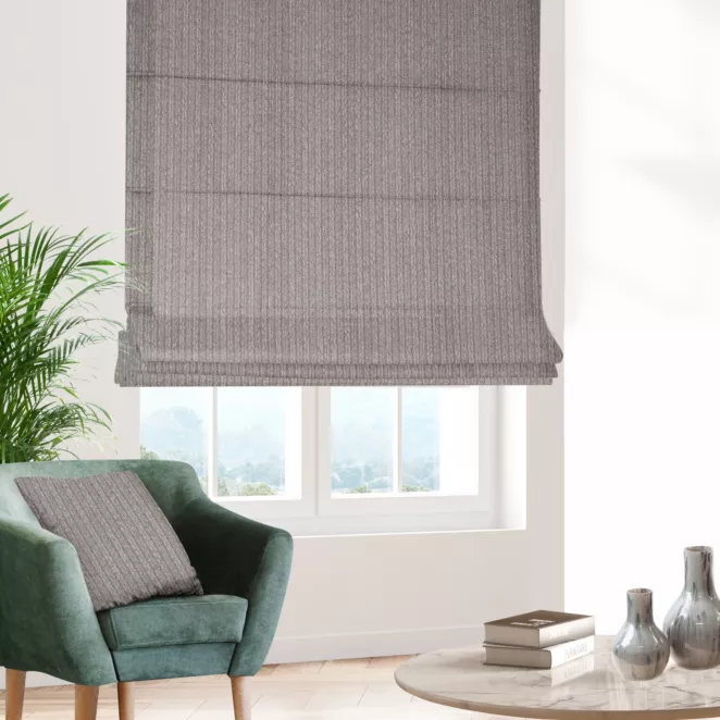 Roleta rzymska jasnobrązowa z tkaniny z efektem melanżu wykończona obciążnikiem