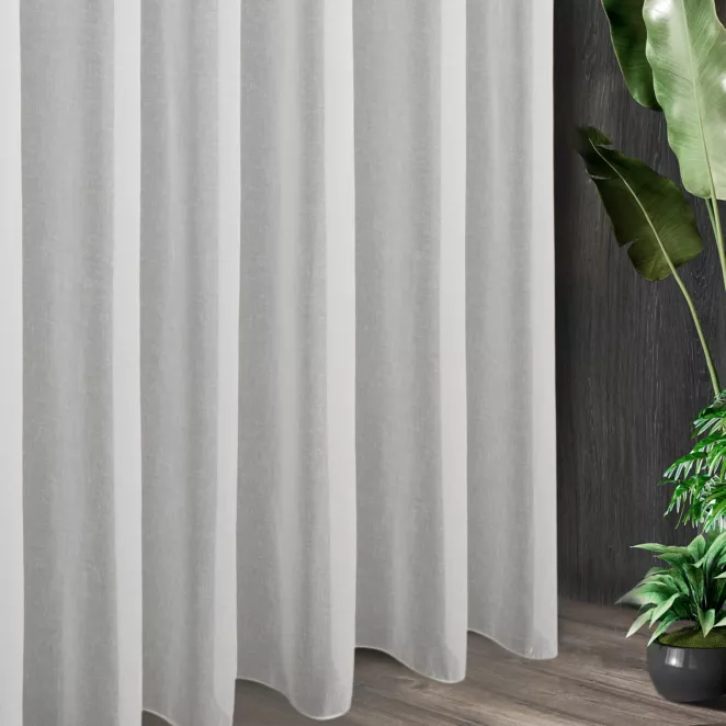 Tkanina firanowa matowa etamina o naturalnym splocie zakończona szwem obciążającym