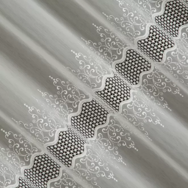 P275/2 Firana szyta na taśmie 5 cm naturalna z tkaniny batystowej ozdobionej dwoma pasami aplikacji