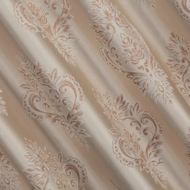 R198/4 Zasłona szyta na taśmie 5 cm ciemnokremowa z miękkiej w dotyku tkaniny, z ornamentowym wzorem Pierre Cardin