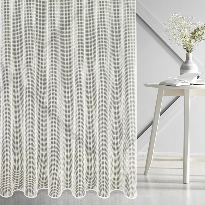 Firana szyta na taśmie 5 cm kremowa z luźno tkanej siatki szenilowej, delikatnej i miękkiej w dotyku, wykończona obciążnikiem