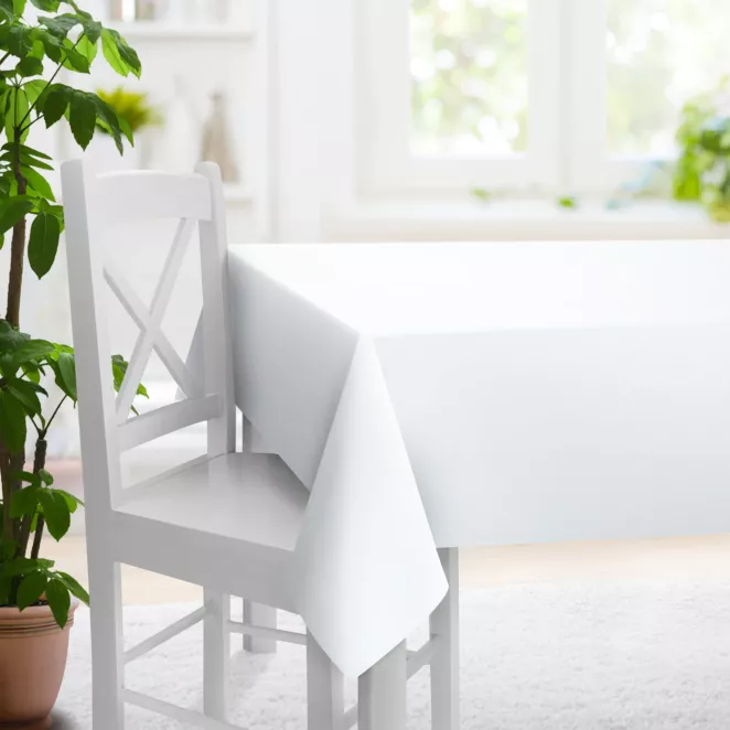 Obrus szyty jasnosrebrny z gładkiej tkaniny typu blackout