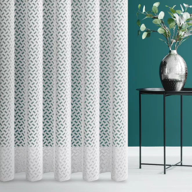 Firana szyta na taśmie 5 cm biała z tkaniny szenilowej o strukturze siatki, z błyszczącą nicią