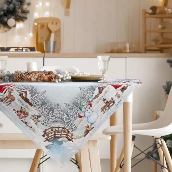 Obrus srebrny 100x100 cm gobelinowy przetykany metaliczną nicią z wzorem zimowego miasteczka