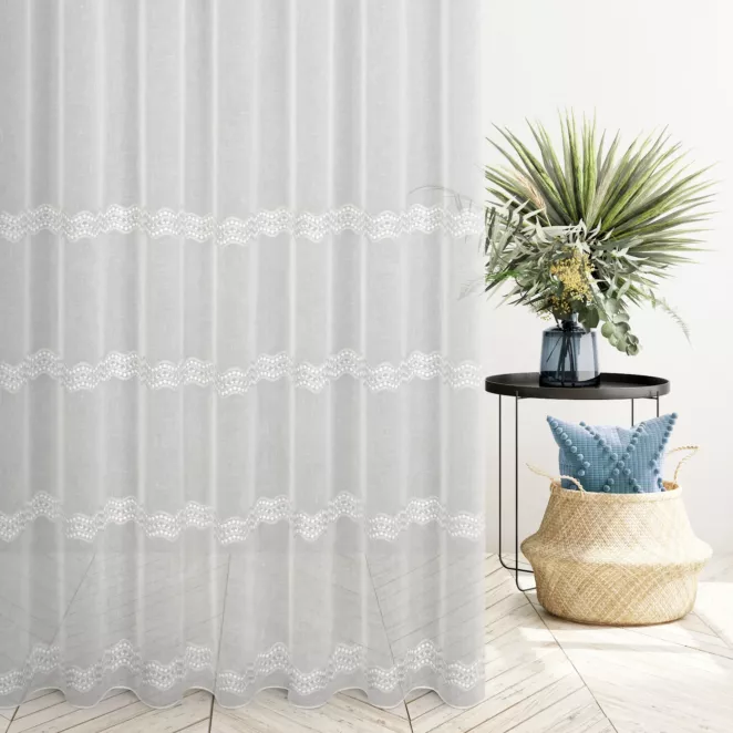 Firana szyta na taśmie fala kremowo srebrna z miękkiej etaminy z poziomymi pasami haftu