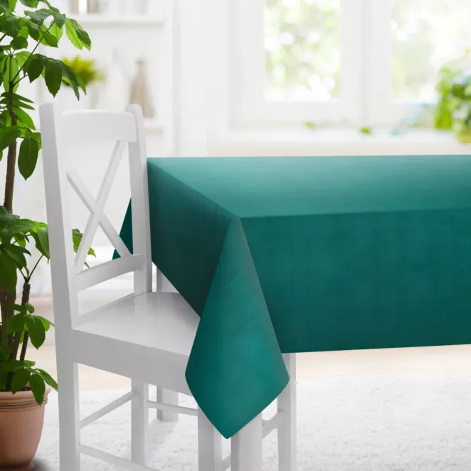 Obrus szyty ciemnozielony z miękkiej półmatowej tkaniny welwetowej