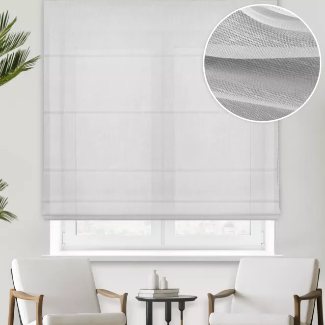 Roleta rzymska biała z miękkiej tkaniny o lekkim splocie i delikatnym połysku, wykończona obciążnikiem