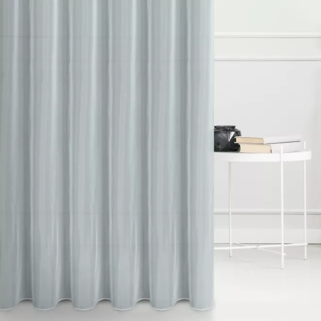 Firana szyta na taśmie 5 cm niebieska z matowego jedwabiście miękkiego woalu, wykończona obciążnikiem