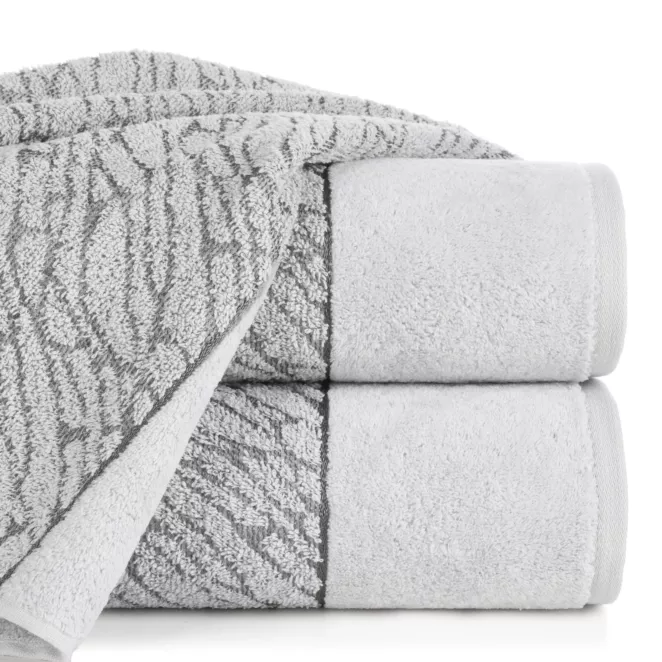 Ręcznik kąpielowy 50x90 cm bawełniany kolor srebrny zdobiony wytłaczanym wzorem NOLA