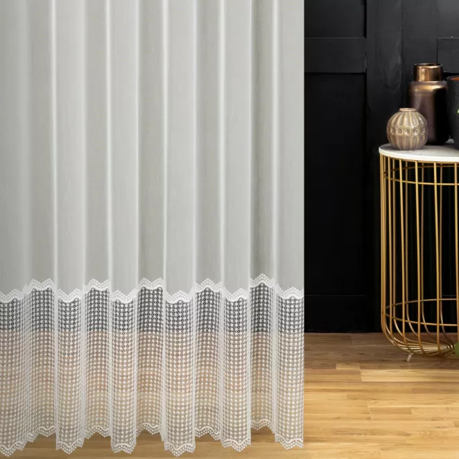 Firana szyta na flexach naturalna z matowej tkaniny ozdobionej szeroką geometryczną aplikacją