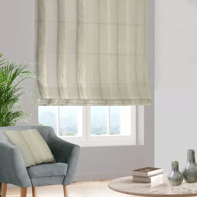 Roleta rzymska kremowo złota z szenilowej tkaniny w pionowe pasy przetykane błyszczącą nicią