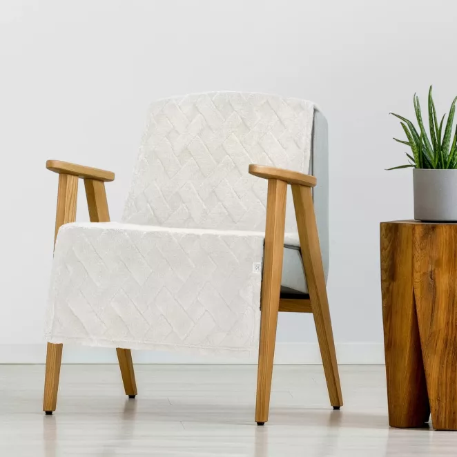Narzuta na fotel-koc flano 70x160 cm kremowa zdobiona wytłaczanym wzorem CARO Design 91