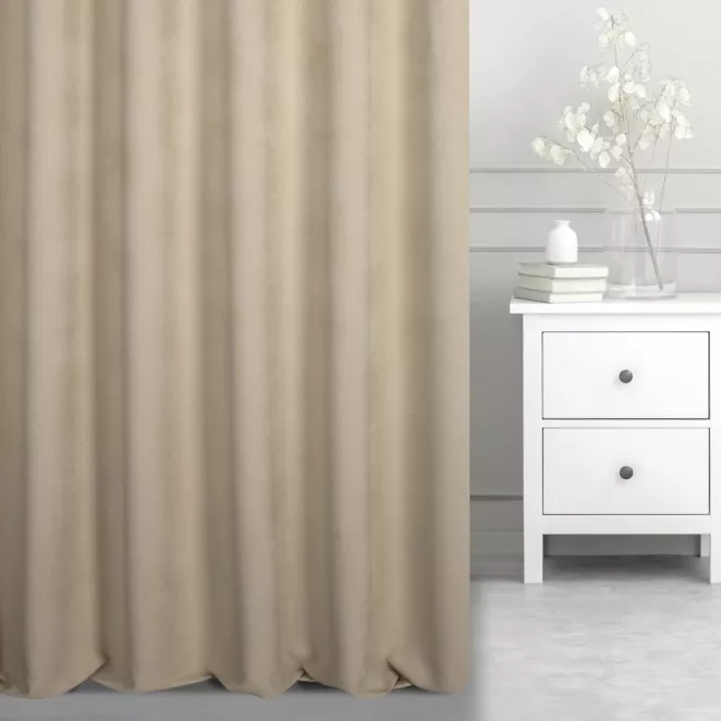 Zasłona szyta na taśmie 5 cm beżowa z miękkiej tkaniny o welurowej strukturze i wyraźnym splocie