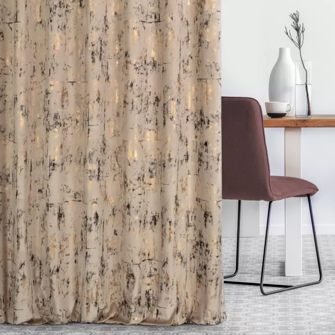 Zasłona szyta na taśmie 5 cm beżowo złocista z tkaniny welwetowej zdobionej połyskującym drukiem