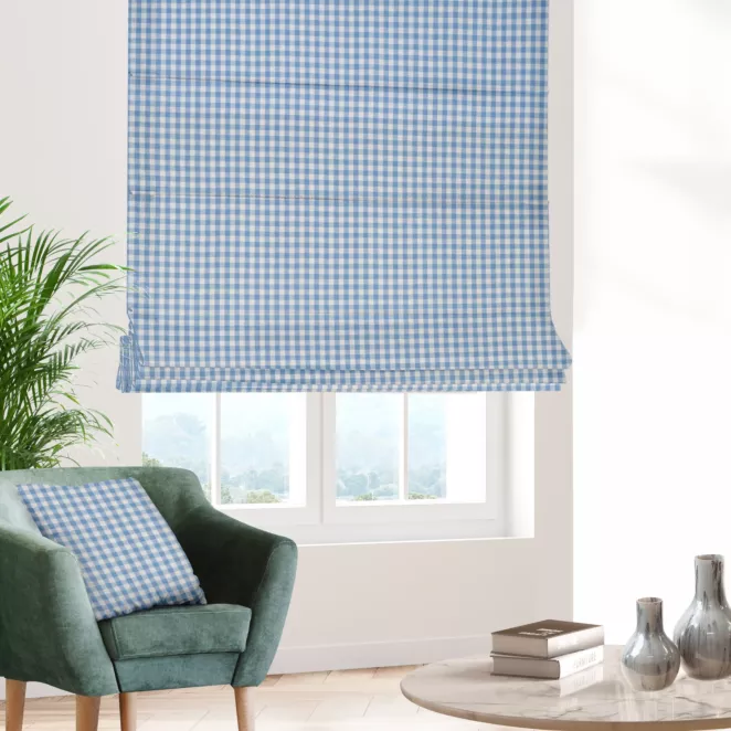 Roleta rzymska błękitno biała z delikatnej tkaniny w kratkę