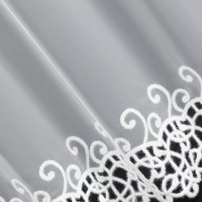 P228/5 Firana szyta na taśmie 5 cm PAULINE kremowa z matowej delikatnej tkaniny PERU z moherową aplikacją