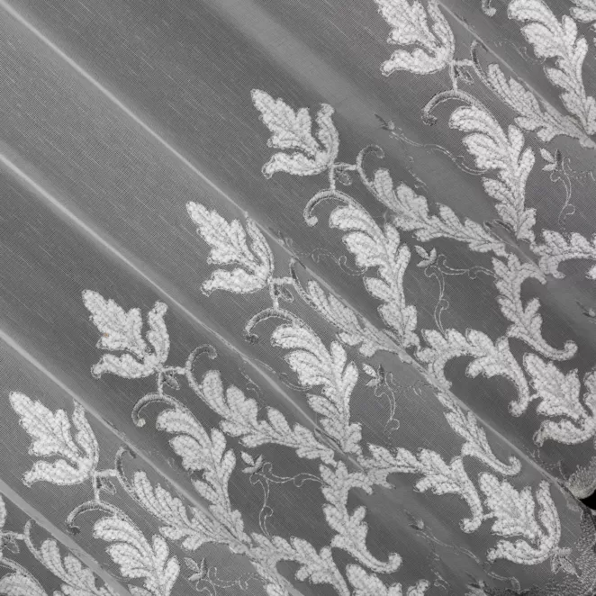 R200/4 Firana szyta na taśmie 5 cm biało srebrna z matowej tkaniny ADEN ozdobionej szenilowym haftem ornamentowym Pierre Cardin