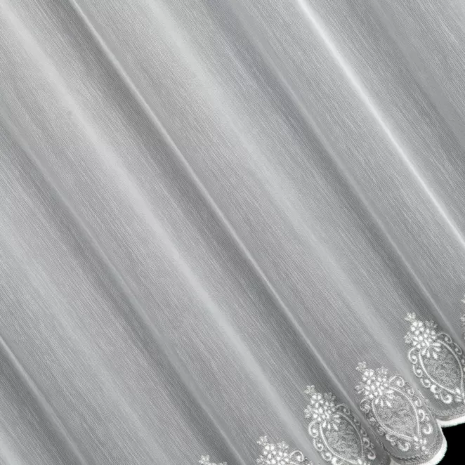 H194/5 Firana szyta na taśmie 5 cm naturalno szara z delikatnej i matowej tkaniny z miękkim, łańcuszkowym haftem dołem