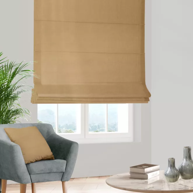 Roleta rzymska ciemnobeżowa z gładkiej tkaniny z delikatnym połyskiem
