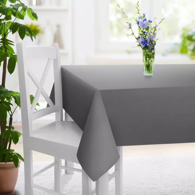 Obrus szyty popielaty z gładkiej tkaniny zaciemniającej typu dimout wykończona obciążnikiem