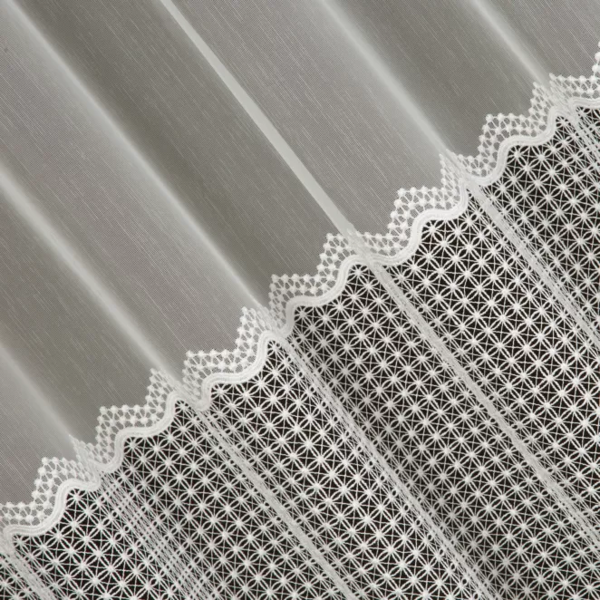 P276/6 Firana szyta na taśmie 5 cm naturalna z matowej tkaniny ozdobionej szeroką geometryczną aplikacją