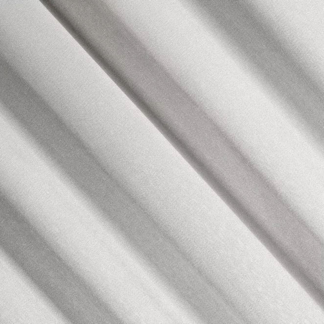 E118/1 Zasłona szyta na taśmie 5 cm srebrna z tkaniny strukturalnej z delikatnym połyskiem