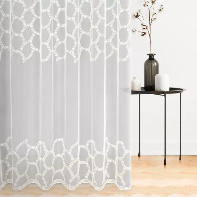 Firana szyta na taśmie 5 cm biało kremowa z matowego PERU, zdobiona geometrycznym haftem