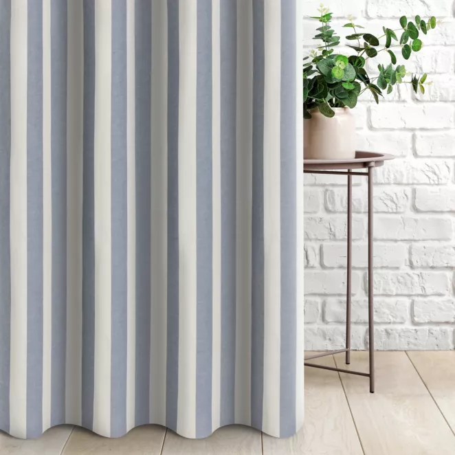 Zasłona szyta na taśmie 5 cm naturalno niebieska z tkaniny w pasy