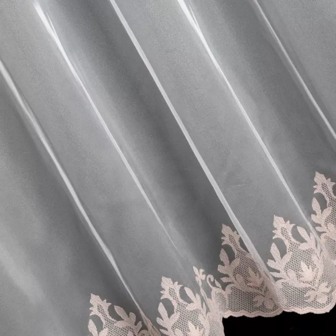 R128/3 Firana szyta na taśmie 5 cm pudrowo różowa z delikatnie połyskującej tkaniny PERU, zdobionej u dołu haftem