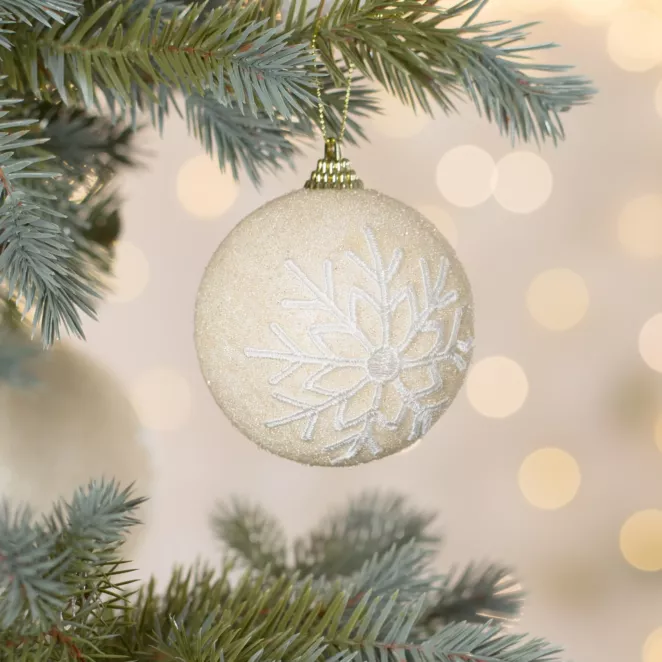 Bombka choinkowa zdobiona śnieżynką