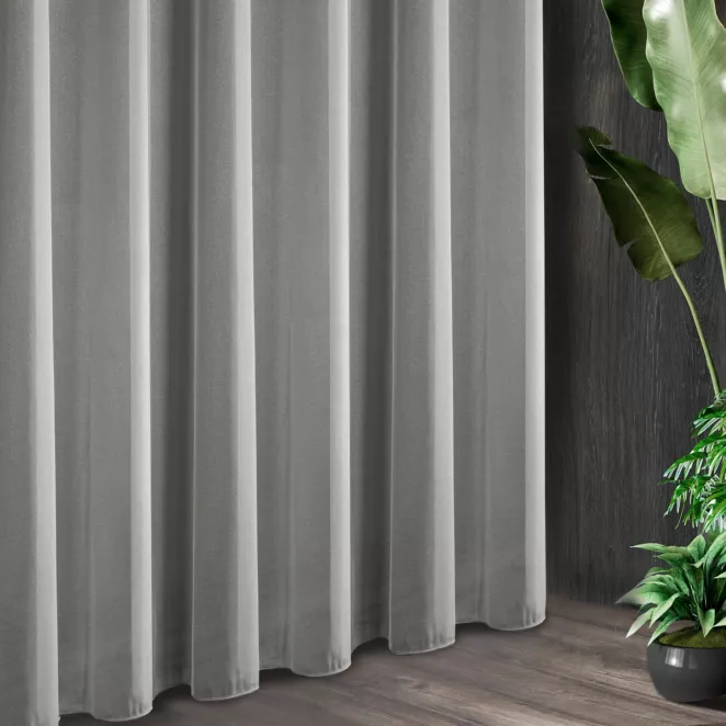 Firana szyta na taśmie 5 cm szara z miękkiej tkaniny o lekkim splocie i delikatnym połysku, wykończona obciążnikiem