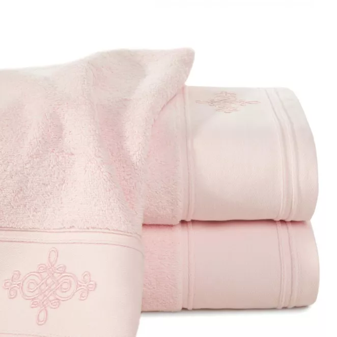 Ręcznik kąpielowy 70x140 cm bawełniany kolor różowy z bordiurą zdobioną ornamentowym haftem 600 g/m2 KLAS2