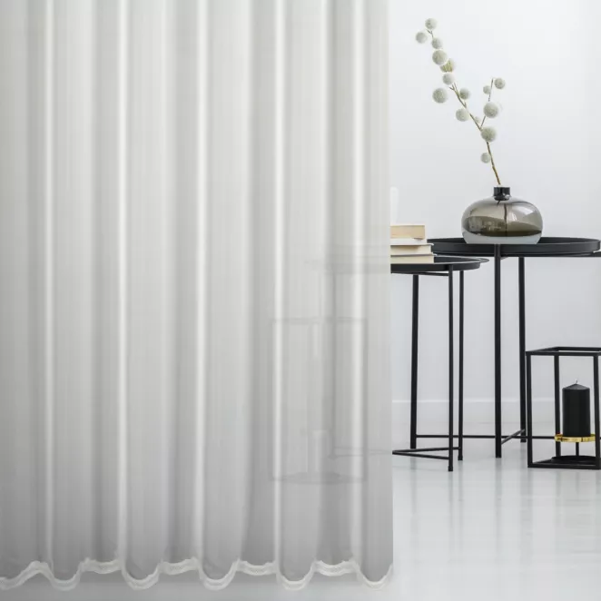 Firana szyta na taśmie 5 cm biała z delikatnej, matowej tkaniny zdobionej haftem