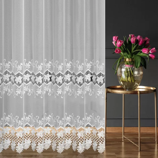 Firana szyta na taśmie 5 cm biała z matowej markizety zdobionej dwoma pasami aplikacji